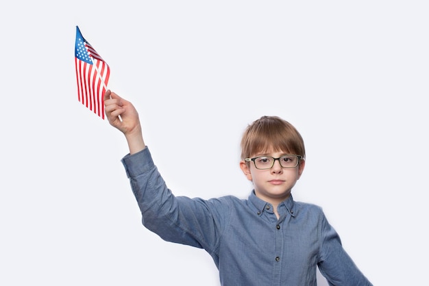 Teenager winken US-Flagge Politische Bildung isoliert auf weißem Hintergrund