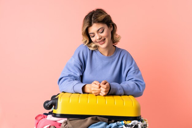 Teenagerfrau mit Salat lokalisiert auf blauem Lachen