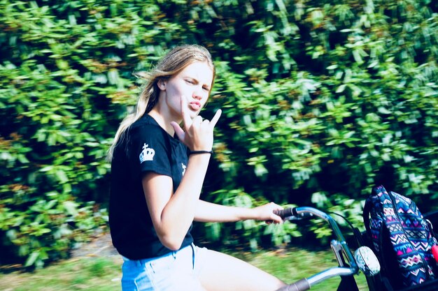 Foto teenagerin fährt an einem sonnigen tag fahrrad