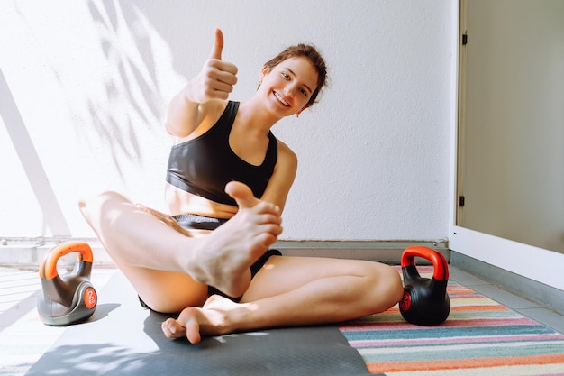 Teenagerin macht Yoga zu Hause auf dem Balkon