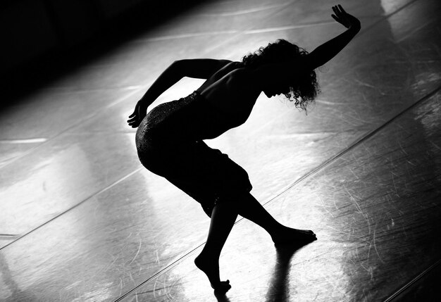 Foto teenagerin tanzt im ballettstudio