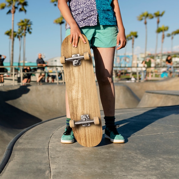 Teenie-Mädchen mit einem Skateboard in einem Skatepark in Venice Beach, LA