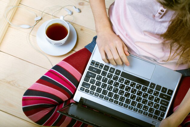 Teenie-Mädchen sitzt mit einem Laptop