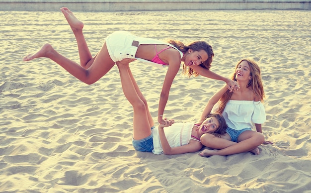 Teenie-Spaß der besten Freunde in einem Strandsonnenuntergang