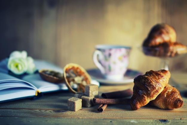 Teetasse Croissant Buch