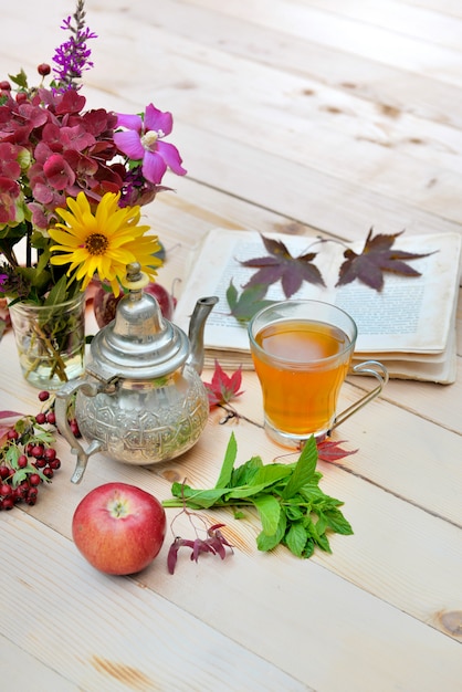 Teetasse im herbstlichen Dekor