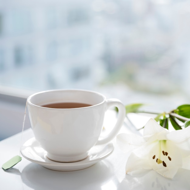 Teetasse mit Blumen