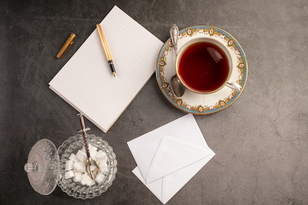 Teetasse mit einem Notizbuch