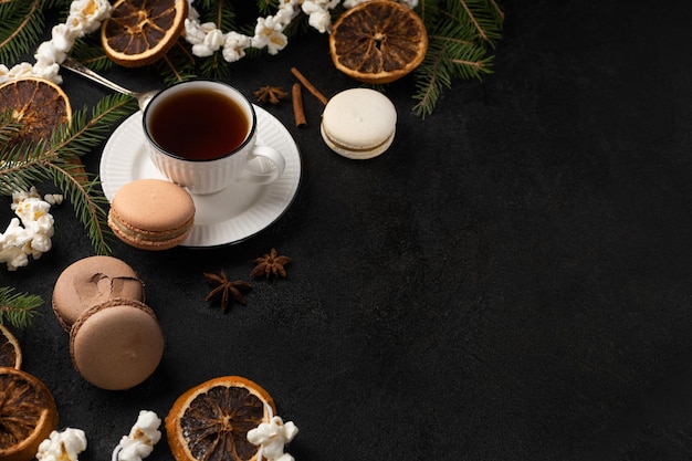 Teetasse mit Macarons in Weihnachtsdekoration