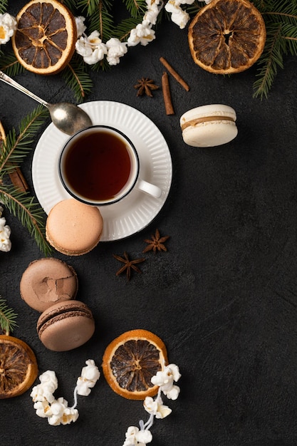 Teetasse mit Macarons in Weihnachtsdekoration