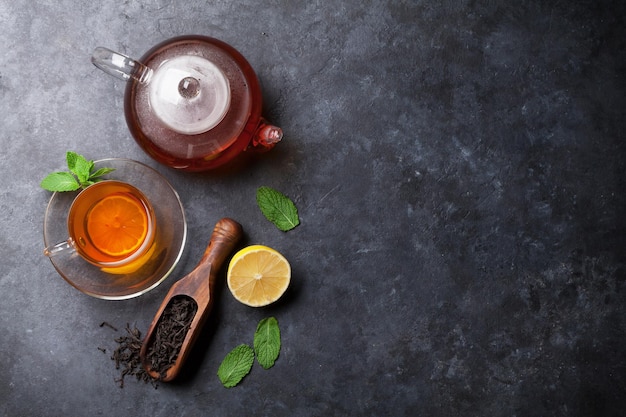 Teetasse Teekanne und trockener Tee im Löffel