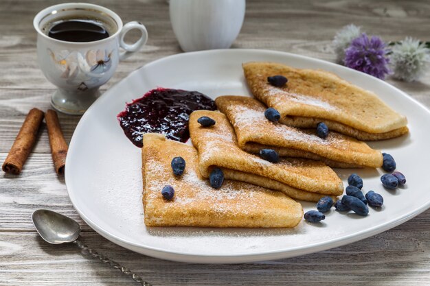 Teetasse und Pfannkuchen.