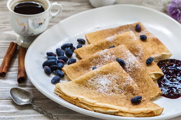 Teetasse und Pfannkuchen.