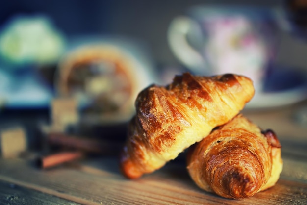 Teetassen-Croissant-Frühstück