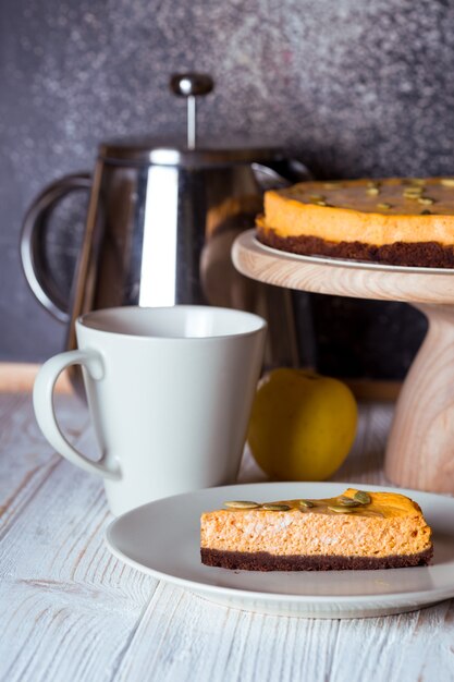 Teetrinken und appetitlicher Kürbis-Käsekuchen