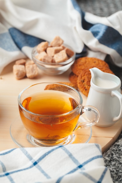 Teezeit. Tasse Tee auf schön dekoriertem Tisch