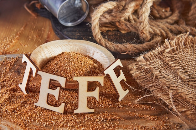 Teff, eine Alternative zu altem glutenfreiem Getreide, dessen Name in Holzbuchstaben geschrieben ist.