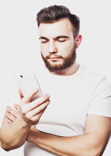 Tehnology e conceito de pessoas Homem barbudo digitando sms em fundo branco