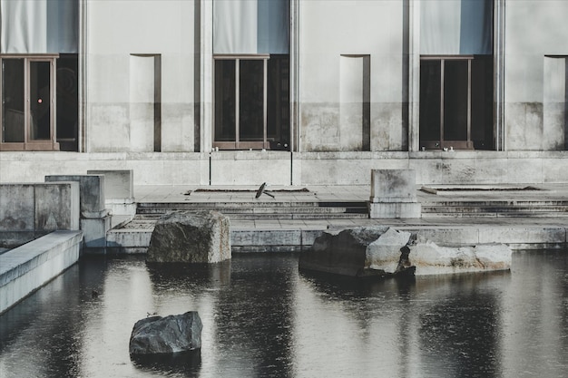 Foto teich gegen gebäude in der stadt