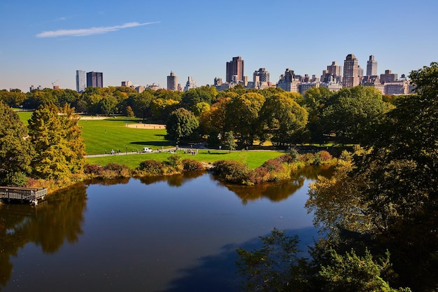 Teich im Central Park mit Stadt im Hintergrund New York City