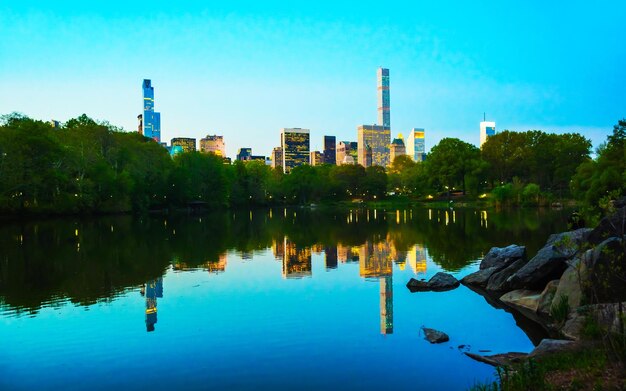 Teich im Central Park New York, tolles Design für jeden Zweck. Midtown-Manhattan, USA. Ansicht mit Skyline der Wolkenkratzerarchitektur in NYC. Naturhintergrund. Städtisches Stadtbild. New York, USA