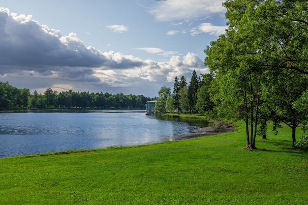 Teich mit einem grünen Rasen an einem hellen sonnigen Tag. Venus-Pavillon im Gatchina-Park. Russland.