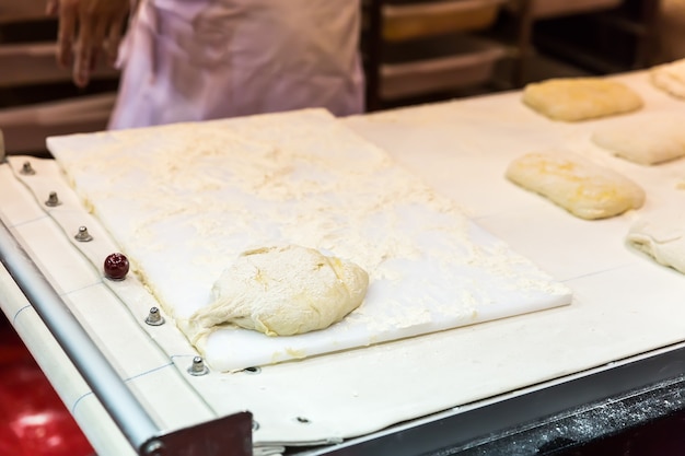 Teig auf dem Brett in der Bäckerei