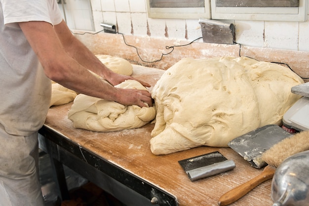 Teig für Brot vorbereiten