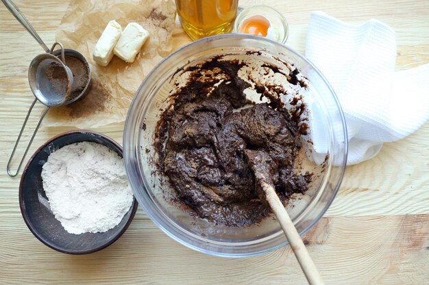 Teig für Schokoladenkuchen auf Tischnahaufnahme vorbereiten