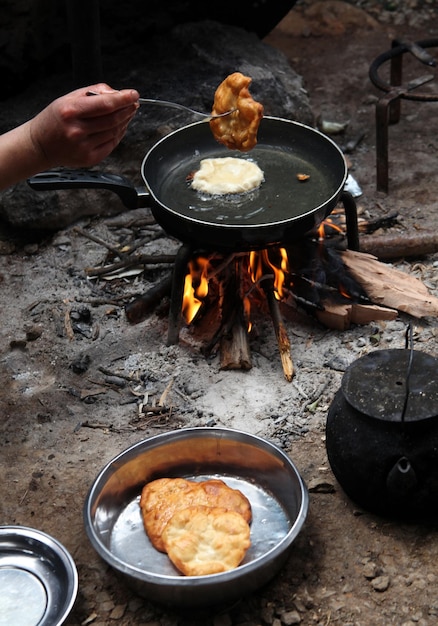 Teig im Holzfeuer braten