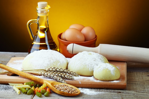 Teig mit Nudeln und Brot auf einem alten Hintergrund