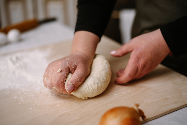 Teig mit weiblichen Händen in der Bäckerei machen. Kulinarisches, kochendes, Backkonzept.