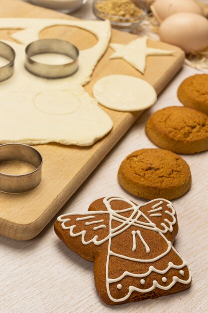 Teig zum Backen von Lebkuchen auf einem Schneidebrett