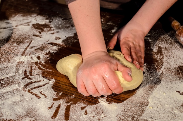 Teig zum Brotbacken kneten.