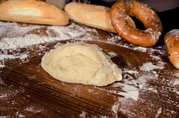 Teig zum Brotbacken kneten.