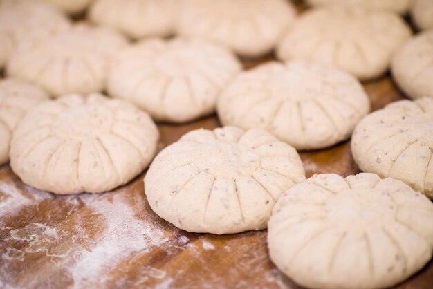 Teigbällchen bereiten sich darauf vor, in einer professionellen Bäckerei gebacken zu werden