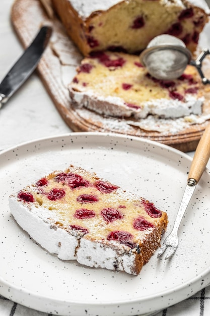 Teigkuchen mit Beeren zum Nachtisch Cupcake süßes Brot mit Kirschen Hausgemachter Biskuitkuchen oder Chiffonkuchen auf weißem Tisch Hausgemachtes Bäckereikonzept Ort für Text Draufsicht