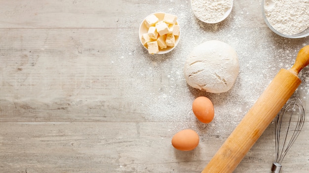 Foto teigküchenrolle und -eier mit kopienraum