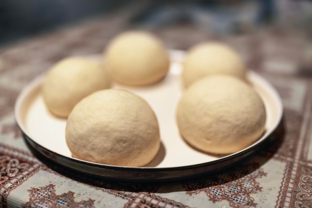 Foto teigkugeln für pizza und brot in der küche