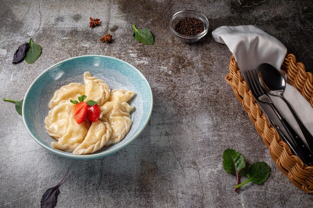 Teigtaschen, gefüllt mit Erdbeeren. Ein gesundes, süßes Frühstück