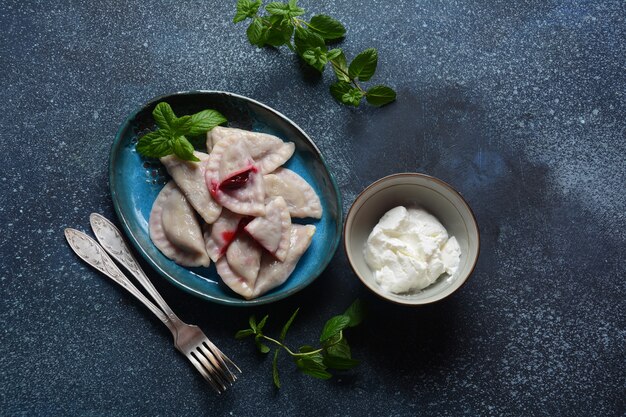 Teigtaschen mit Kirschsauerrahm und Minze