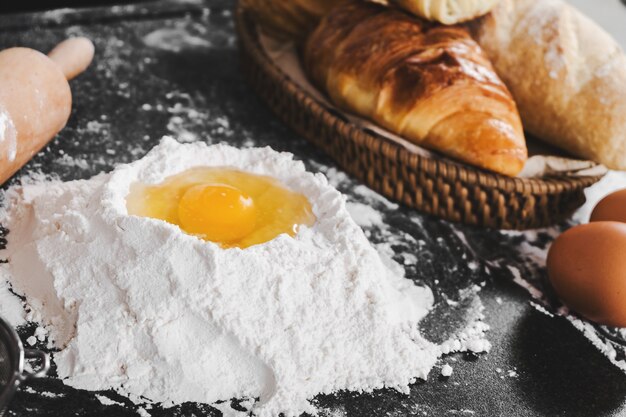 Teigvorbereitung mit Eiern, Mehl und Brot auf einer Tabelle in der Küche