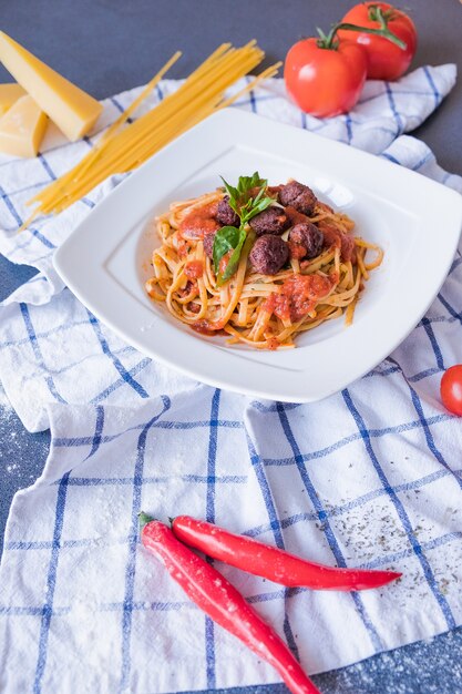 Teigwaren Bolognese auf weißer Platte. Spaghetti auf blauem Hintergrund