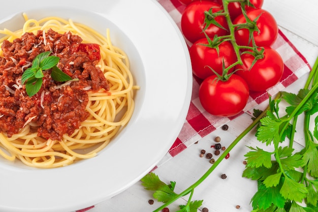 Teigwaren mit Fleisch, Tomatensauce und Gemüse auf dem Tisch