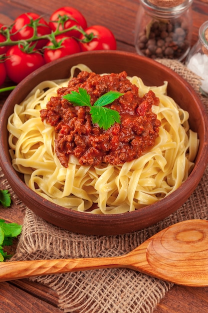 Teigwaren mit Fleisch, Tomatensauce und Gemüse auf dem Tisch