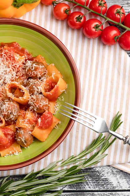 Teigwaren mit Fleischbällchen Teigwaren mit Tomaten und Fleisch auf einer Draufsicht des weißen hölzernen Hintergrundes Beschneidungspfad eingeschlossen