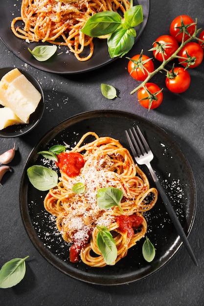 Teigwaren mit Tomatensauce und Parmesan