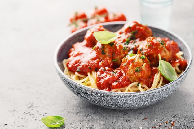 Teigwarenspaghetti mit Fleischklöschen und Tomaten