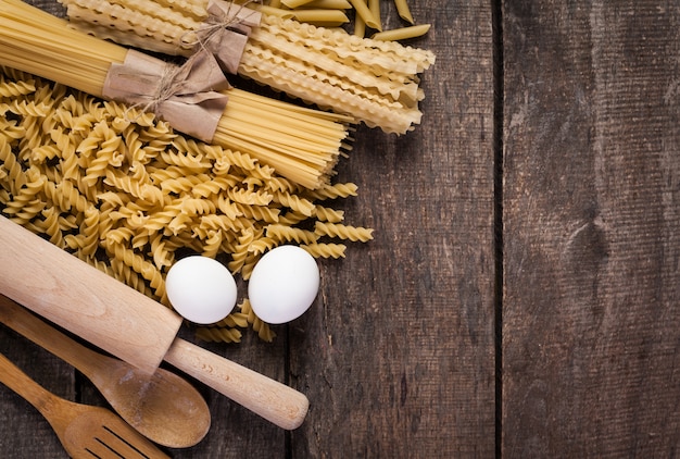 Teigwarenspaghettis mit Mehl, Ei auf altem Holz