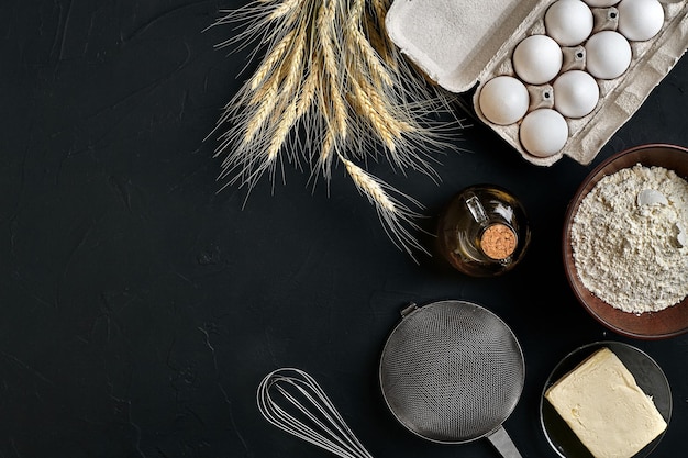 Teigzubereitung Rezept Brot Pizza oder Kuchen machen Zutaten Essen flach auf Küchentisch Hintergrund legen Arbeiten mit Butter Hefe Mehl Eier Öl Gebäck oder Backwaren Kochen